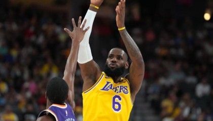 星空体育网页-抄作业都不会？湖人空间糟糕令詹皇前队友不解