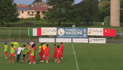 完胜意大利！U15国足全队狂欢，跪地挥拳庆祝，名记：相当可以了
