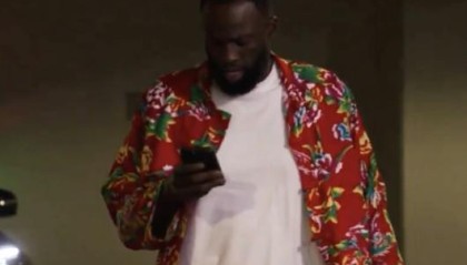 星空体育-湾区雨姐，追梦格林身着中国东北大花袄进入球馆